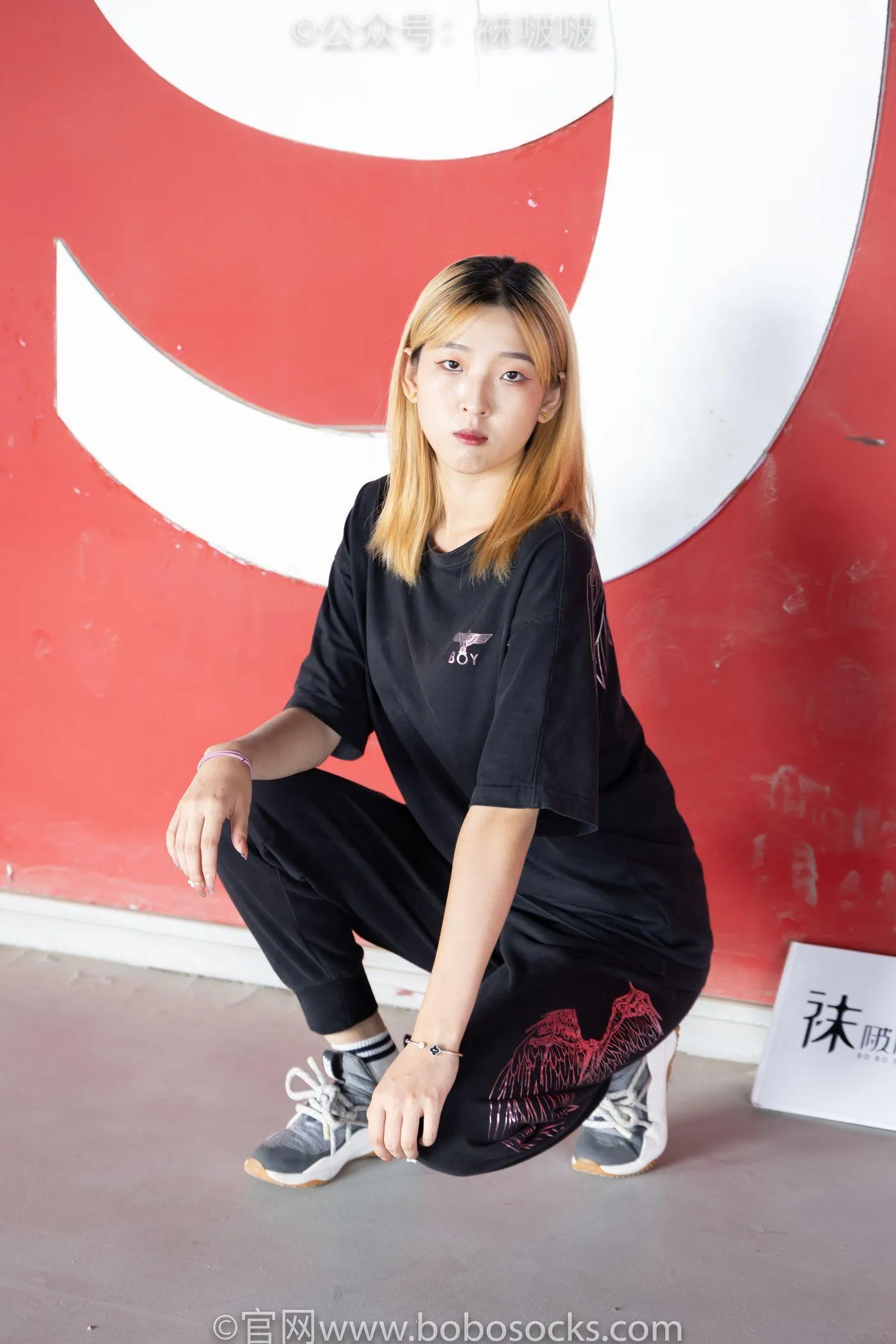 [BoBoSocks袜啵啵]NO.018 木木-运动鞋、白棉袜、裸足 [136P]插图1